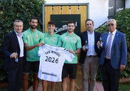 Ignacio Bárbulo, director regional Andalucía de MAHOU San Miguel; los jugadores de la primera plantilla Ramón, Jokin y Einar; Kike Perez, director general del club; y Paco Martín Aguilar, consejero consultivo de Relaciones Institucionales y Protocolo.