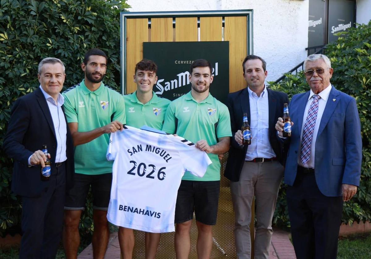 Ignacio Bárbulo, director regional Andalucía de MAHOU San Miguel; los jugadores de la primera plantilla Ramón, Jokin y Einar; Kike Perez, director general del club; y Paco Martín Aguilar, consejero consultivo de Relaciones Institucionales y Protocolo.