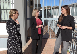 Ediles del PSOE torroxeño, este martes junto a uno de los centro de apoyo al desarrollo empresarial.