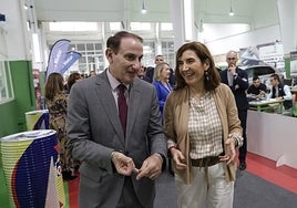 Javier González de Lara, presidente de los empresarios andaluces, y Rocío Blanco, consejera de Empleo, esta mañana en uno de los talleres del instituto La Rosaleda.