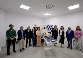 David Sanz y Sonia Ordóñez, con autoridades y responsables de asociaciones ciudadanas de Málaga, en una de las salas del nuevo centro de investigación biomédica de la Fundación MEDAC.