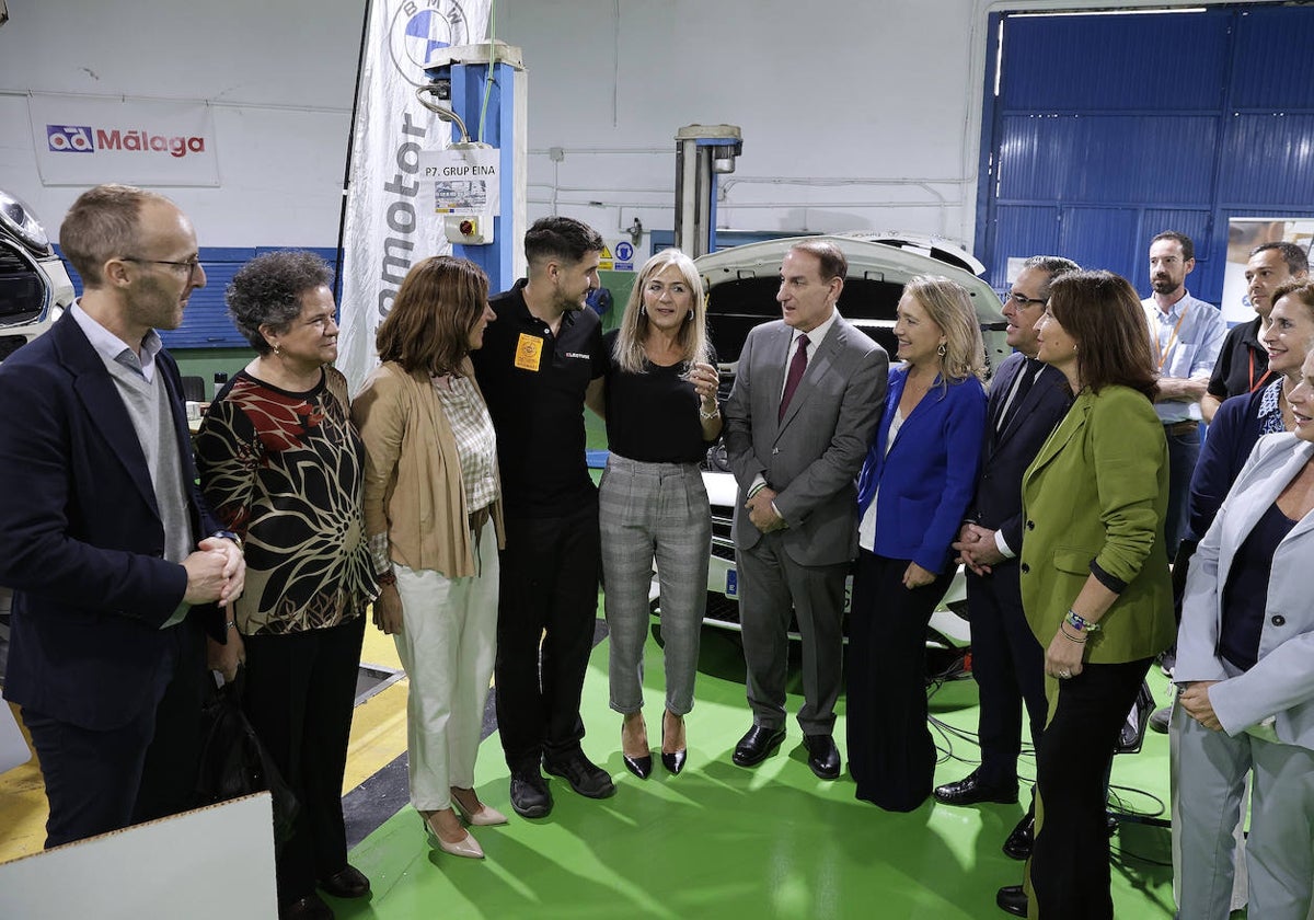 La consejera, Patricia del Pozo, con el medalla de oro del SpainSkills, Javier López, en los talleres del IES La Rosaleda, donde se desarrolla la fase andaluza de las olimpiadas de FP.