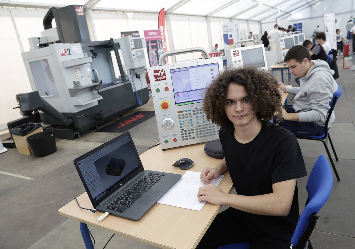 Imagen principal - Adrián Torrelli compite en la especialidad de fresado. David Gallardo, preparando la instalación eléctrica. Pablo Luna se ha desplazado desde Córdoba para mostrar sus habilidades en refrigeración.