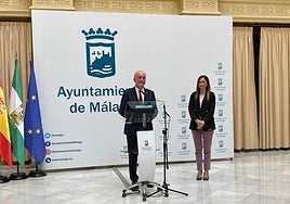 De la Torre y Pérez de Siles, en el Patio de Banderas.