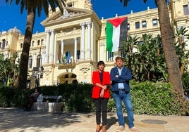 La foto que se hicieron ayer Morillas y Sguiglia con la bandera palestina, que no les ha parecido bien al resto de los grupos municipales.