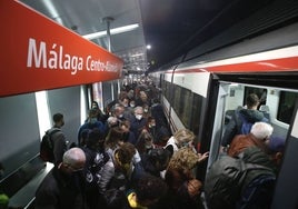 Usuarios suben a un tren de Cercanías en la estación Centro-Alameda de Málaga.