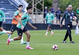 Izan Merino durante el entrenamiento del Málaga este miércoles.