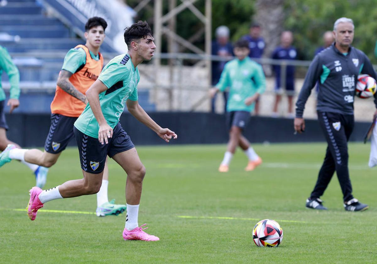 Izan Merino durante el entrenamiento del Málaga este miércoles.