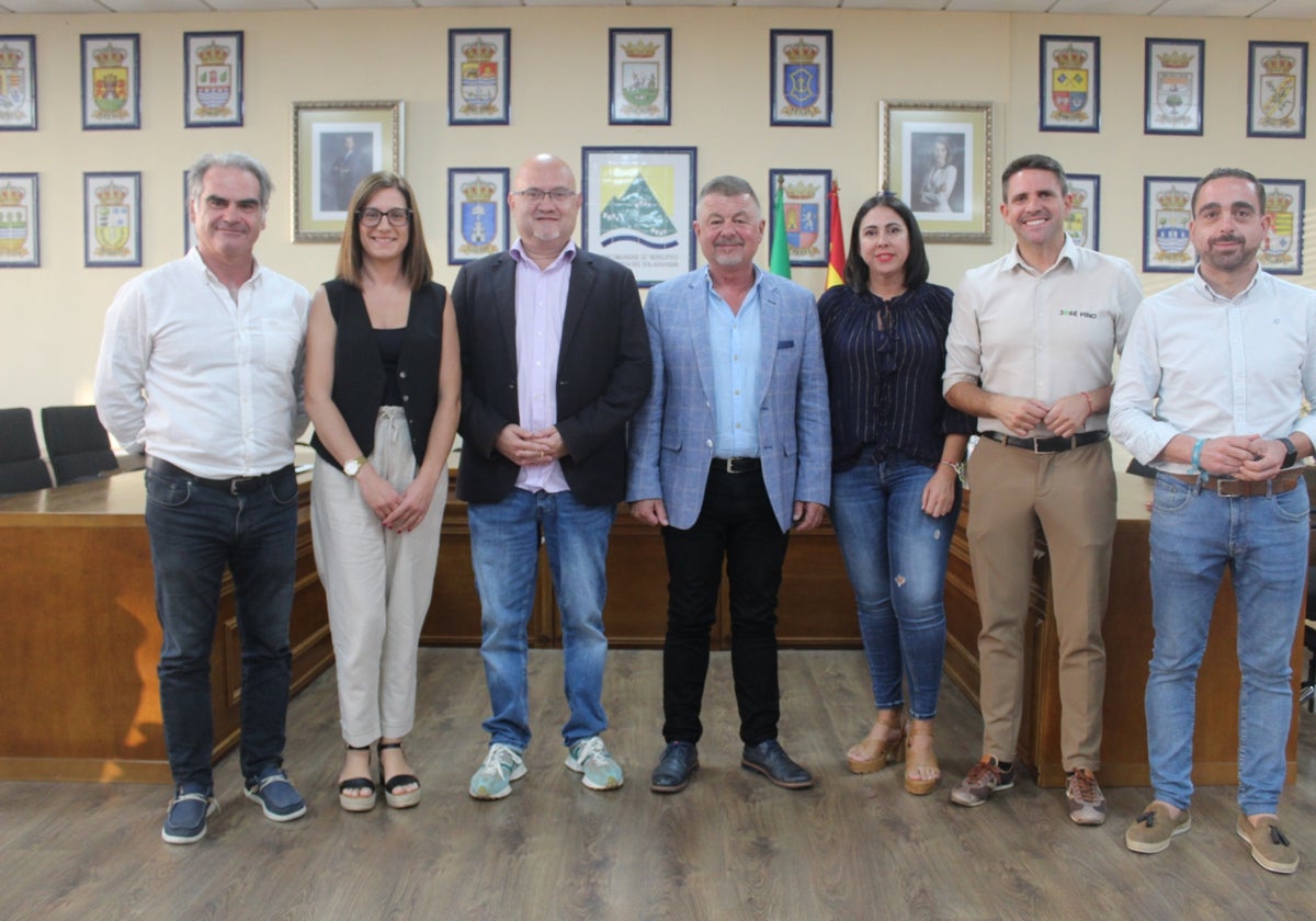 Jorge Martín, en el centro con responsables de PP, GIPMTM y Andalucía por Sí, en la Mancomunidad Oriental.