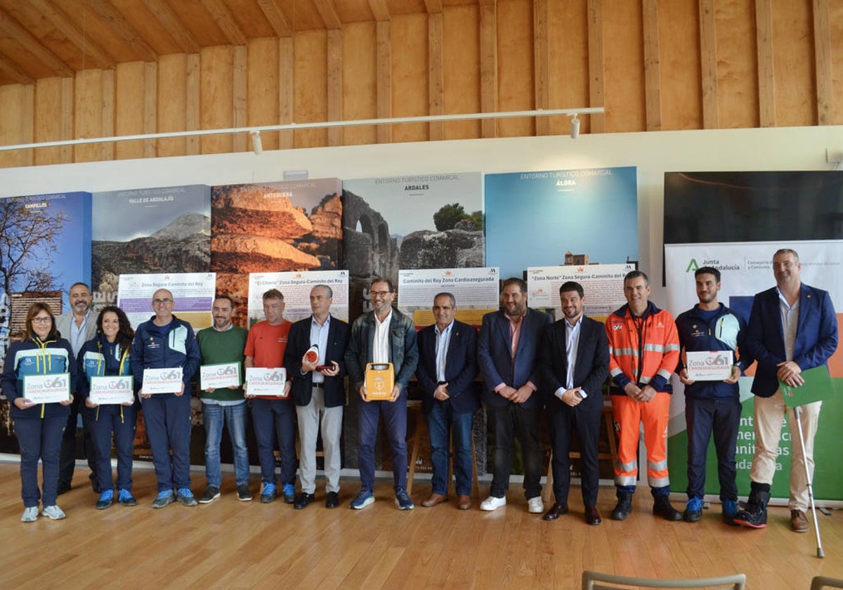 Acto de entrega del las siete placas que se instalarán en puntos del Caminito, que han sido recogidas por trabajadores de la Diputación y de la UTE.