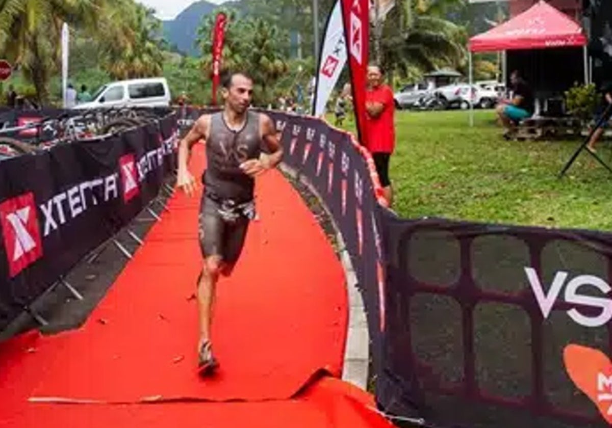 El triatleta de cross rinconero, en su llegada a la meta en la isla del océano Pacífico.