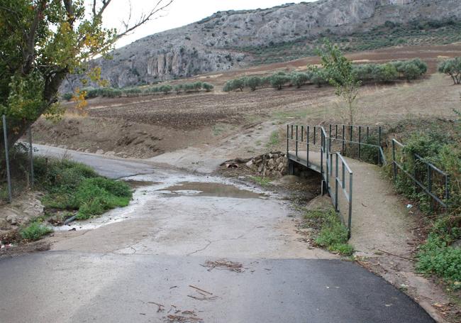 El camino pasa por un arroyo que puede llevar agua, pero hay un puente peatonal para salvarlo.