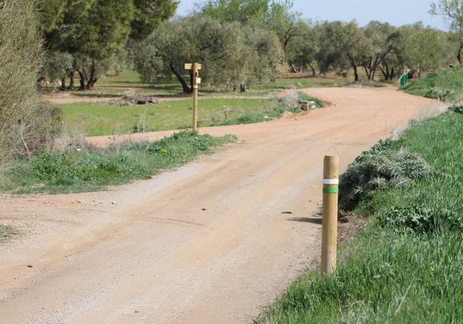 En los tres últimos kilómetros, hasta Serrato, se coincide con el sendero de Sierra de Santiago