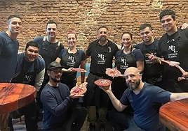 Miguel García, en el centro, junto a los empleados de Anchoíta a los que les dio clases.