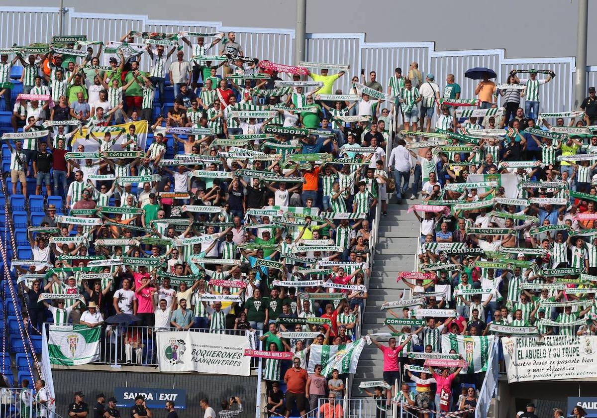 Imagen de la afición del Córdoba en el sector visitante del estadio de La Rosaleda en el último Málaga-Córdoba de la temporada 18-19.