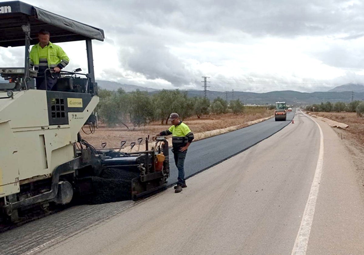 Desarrollo de las obras en la carretera que llega al Puerto Seco desde Humilladero