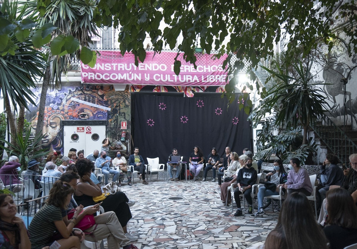 Imagen de archivo de un encuentro en el patio de La Invisible.