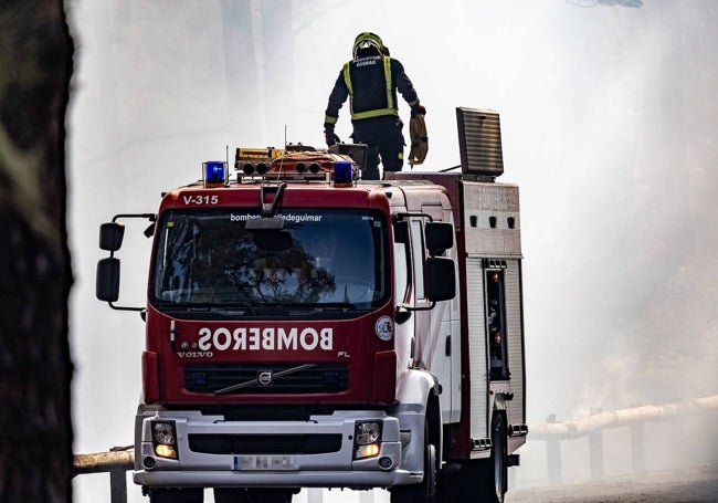 Un bombero, durante la extinción del fuego el pasado agosto en Tenerife.