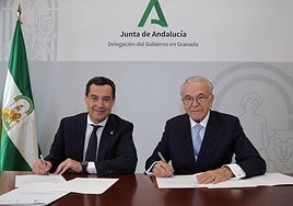 El presidente de la Junta de Andalucía, Juanma Moreno, y el presidente de Fundación 'la Caixa', Isidro Fainé, en la firma del acuerdo.
