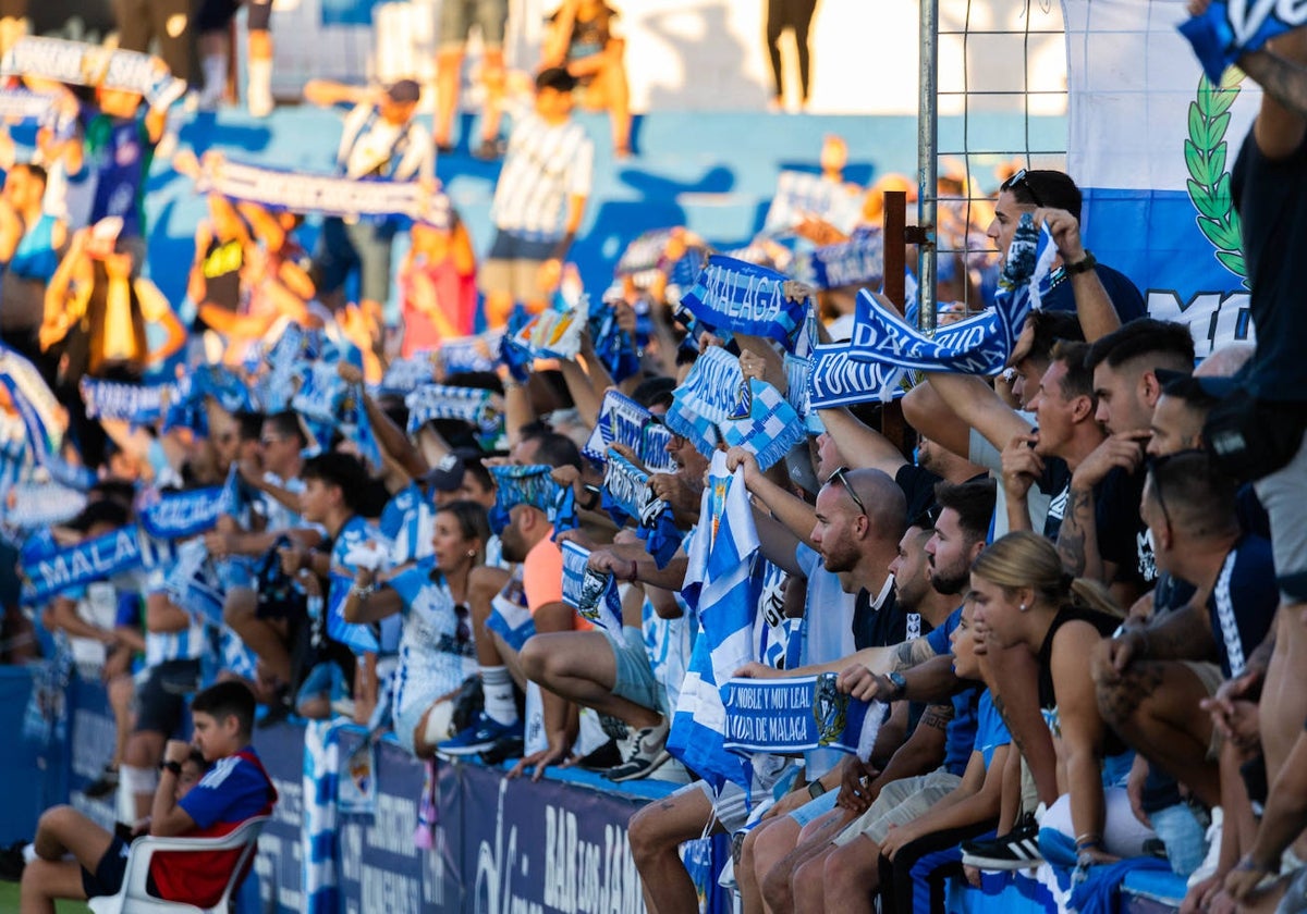 Aficionados malaguistas en el desplazamiento a Linares.