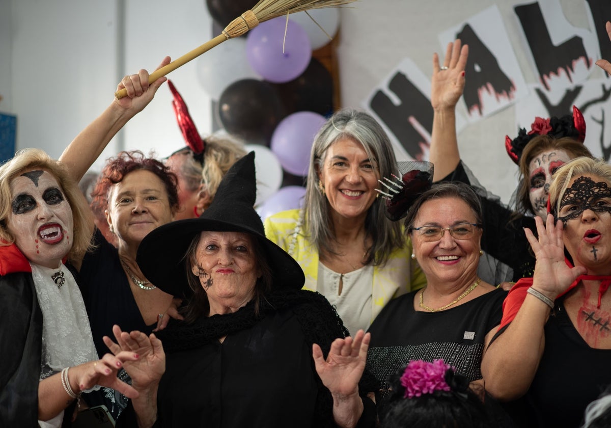 Mujeres de la asociación, junto a la concejal, en el evento enmarcado en los actos de Halloween.