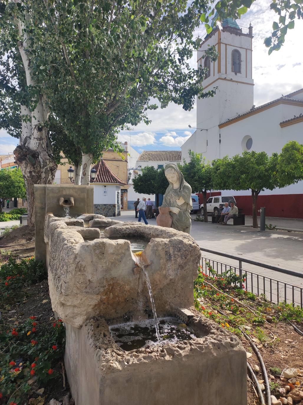 Hay varios pilares repartidos por Pruna, como éste situado junto a la iglesia