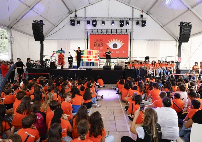 La carpa de calle Alcazabilla, con el concierto de los alumnos y Vibra-Tó.