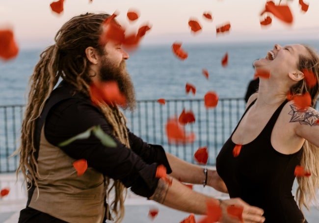 La pareja de novios, en una lluvia de pétalos.