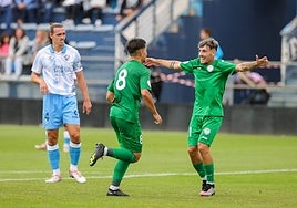 Fran Gallego, del Torremolinos, celebra un gol ante el Atlético Malagueño.