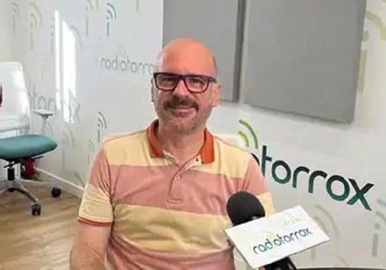 El concejal Salvador Escudero, en las instalaciones de la radio municipal de Torrox.