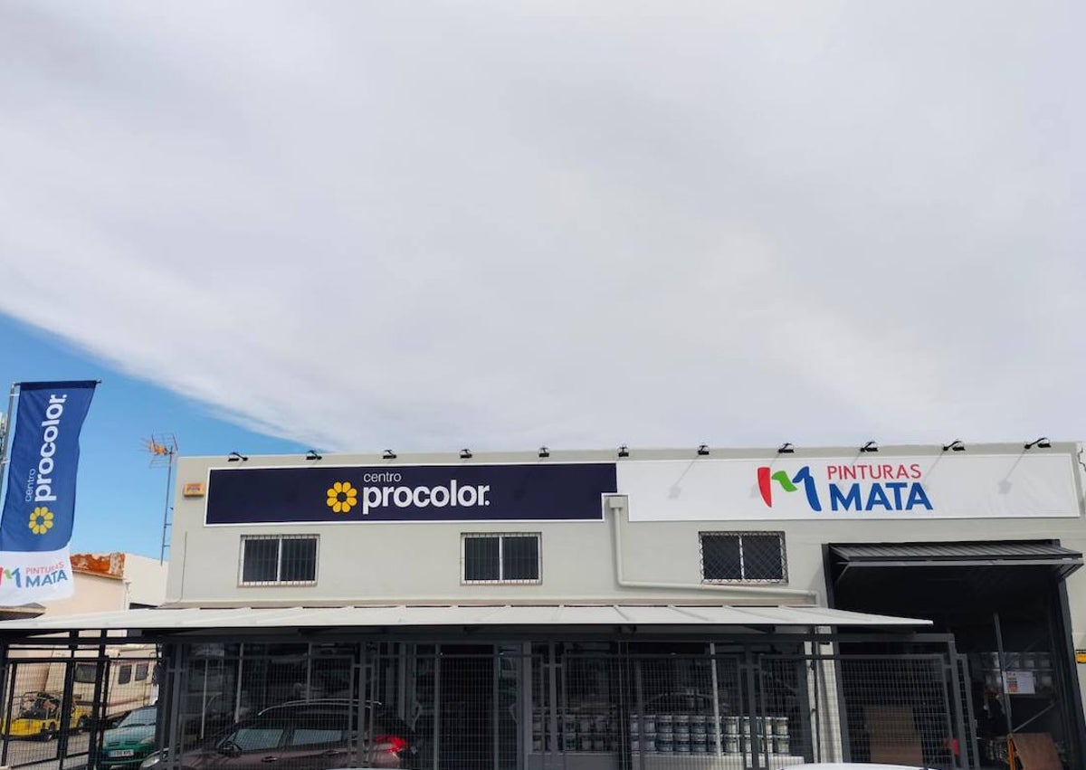 Imagen secundaria 1 - El exterior y el interior de la nueva tienda de Pinturas Mata e Hijos en Alhaurín de la Torre.