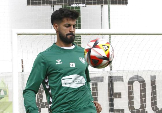 Chema Núñez golpea el balón tras la entrevista con SUR