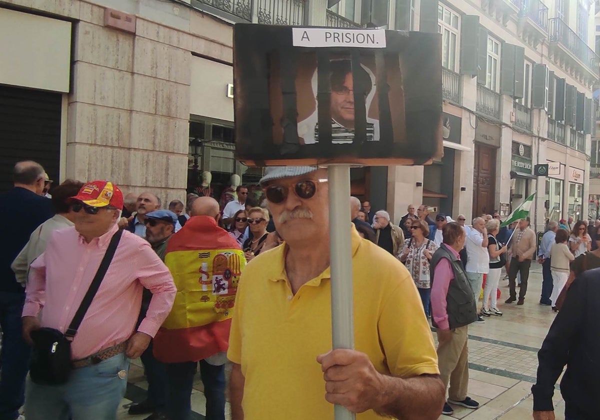 Un manifestante con su pancarta tridimensional con Puigdemont en la cárcel.