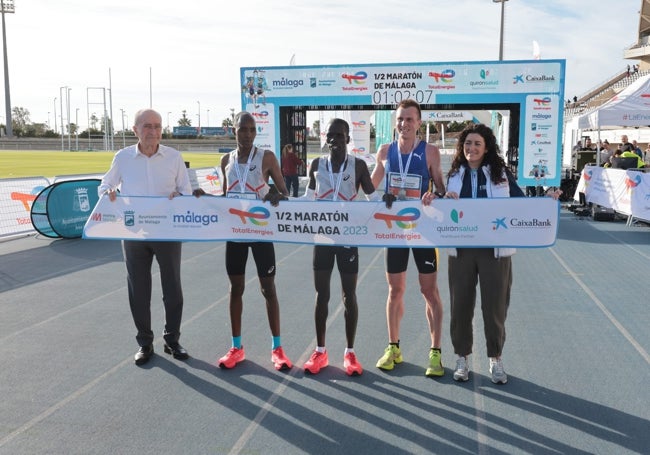 El podio masculino de la carrera masculina, con Kibiwott, Toroitich y Nordstad Moen.