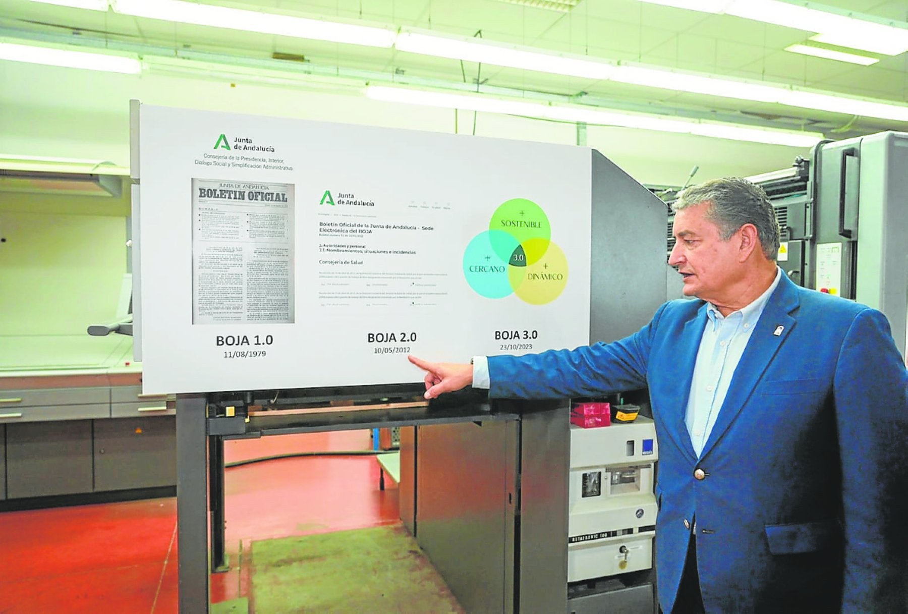 El consejero de Presidencia, Antonio Sanz, en una visita a las instalaciones del BOJA en Sevilla.