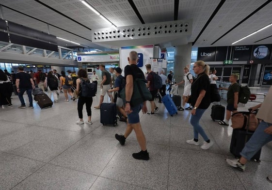 Pasajeros llegan al aeropuerto de Málaga.