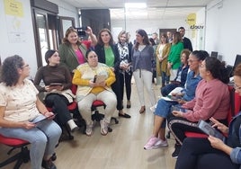 La consejera de Empleo, Rocío Blanco, este lunes en su visita a Algarrobo.