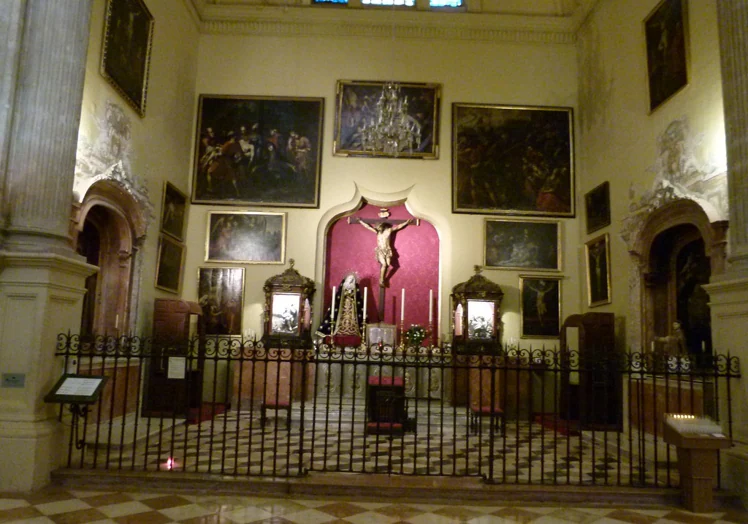 El crucificado es obra del escultor granadino Antonio Gómez, realizado entre 1600 y 1603.