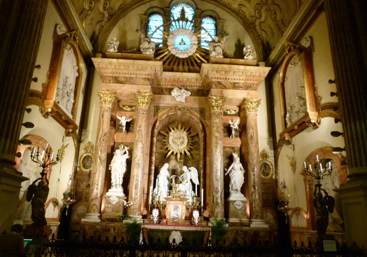 La Anunciación en el centro y a los lados los patronos de Málaga, San Ciriaco y Santa Paula.
