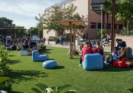 Estudiantes, en la isla verde de las facultades de Turismo y Ciencias de la Comunicación.