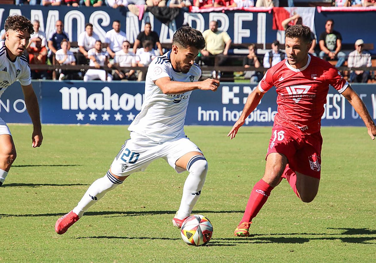 Alberto Soto conduce el balón en un partido del Marbella.