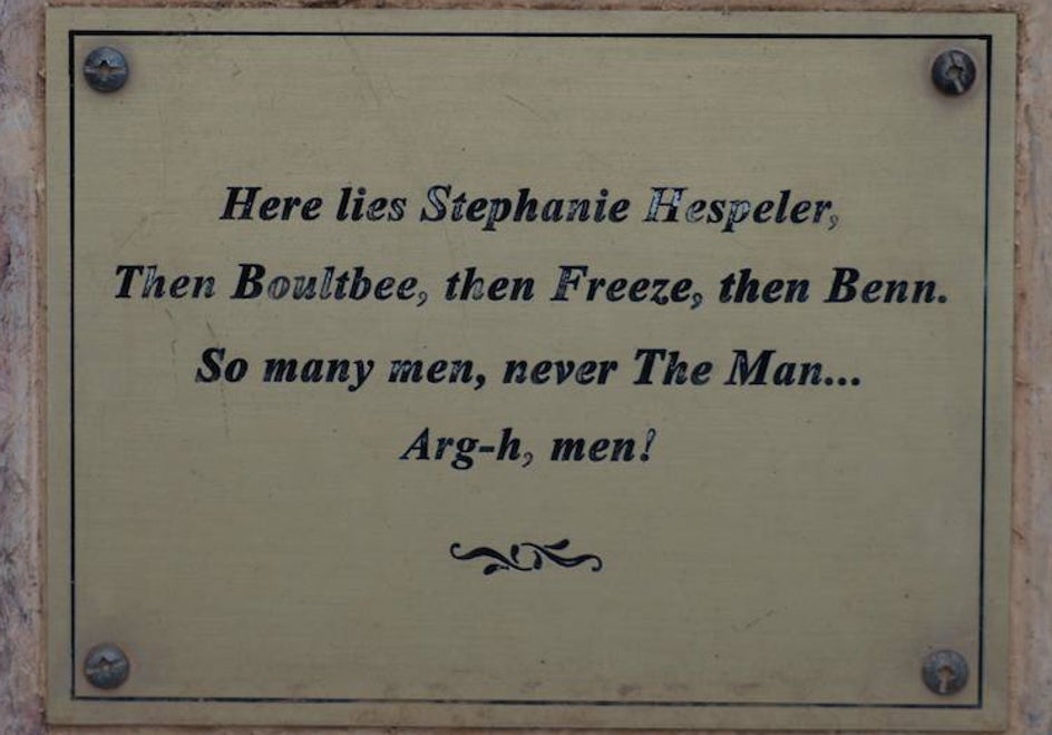 Demasiados maridos: «Aquí yace Stephanie Hespeler. Luego Boultbee, luego Freeze, luego Benn. Tantos hombres, nunca El Hombre… ¡Arg-h, hombres!».