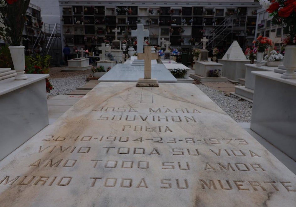 José María Souvirón pidió ser enterrado en el Cementerio Inglés, pero acabó con su epitafio poético en el de San Juan.