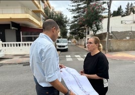 La alcaldesa y el concejal en la zona donde se llevarán a cabo las obras.
