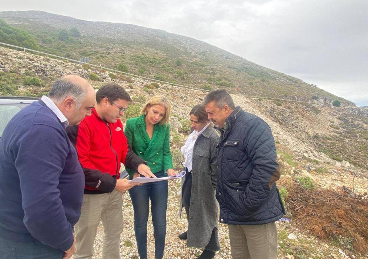 Atencia, en el centro, con Vázquez y Macías, a la derecha.