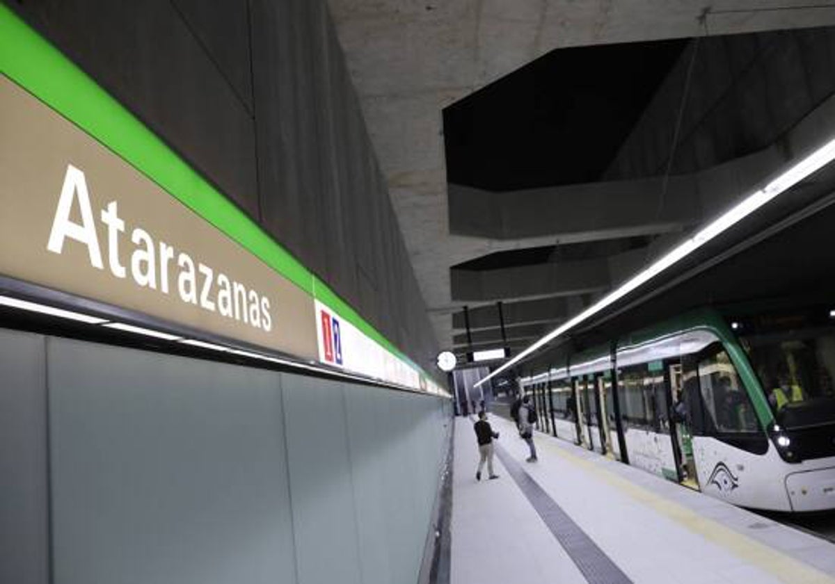 Un convoy del metro en la estación de Atarazanas.