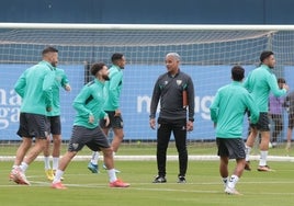 Pellicer conversa con sus jugadores en el entrenamiento de este martes.