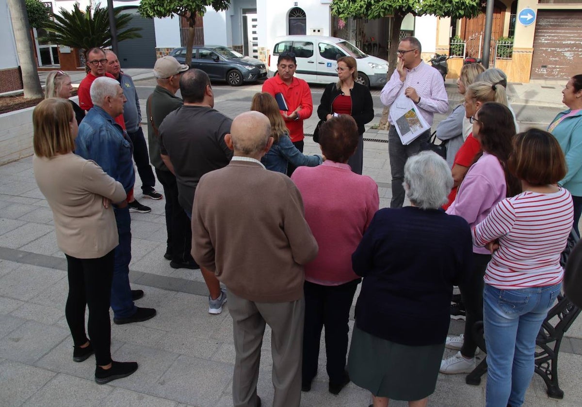 La edil de Obras, Teresa Sánchez, se reúne con los vecinos del barrio del Calvario.