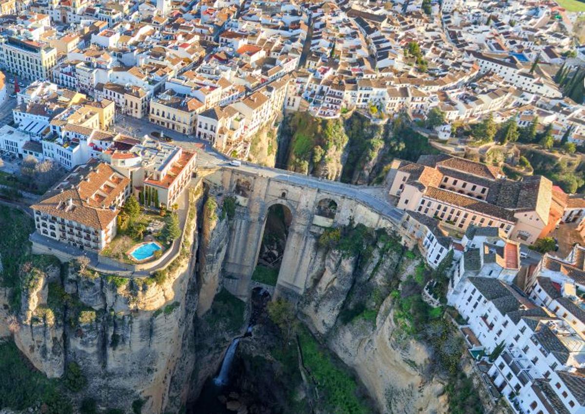 Imagen secundaria 1 - Vistas de Marbella (arriba), Ronda y Antequera.