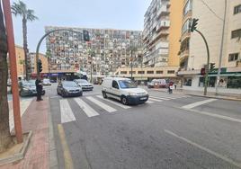 Tráfico en la confluencia entre la calle Isabel Manoja y la avenida de Los Manantiales, ambas incluidas en la ZBE.